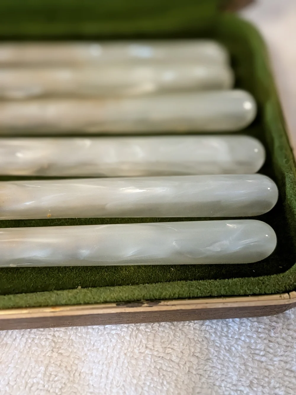 Faux Pearl Handle Butter Knife Set -  (S.C.C.) Gold Tone Serrated Blades In Box